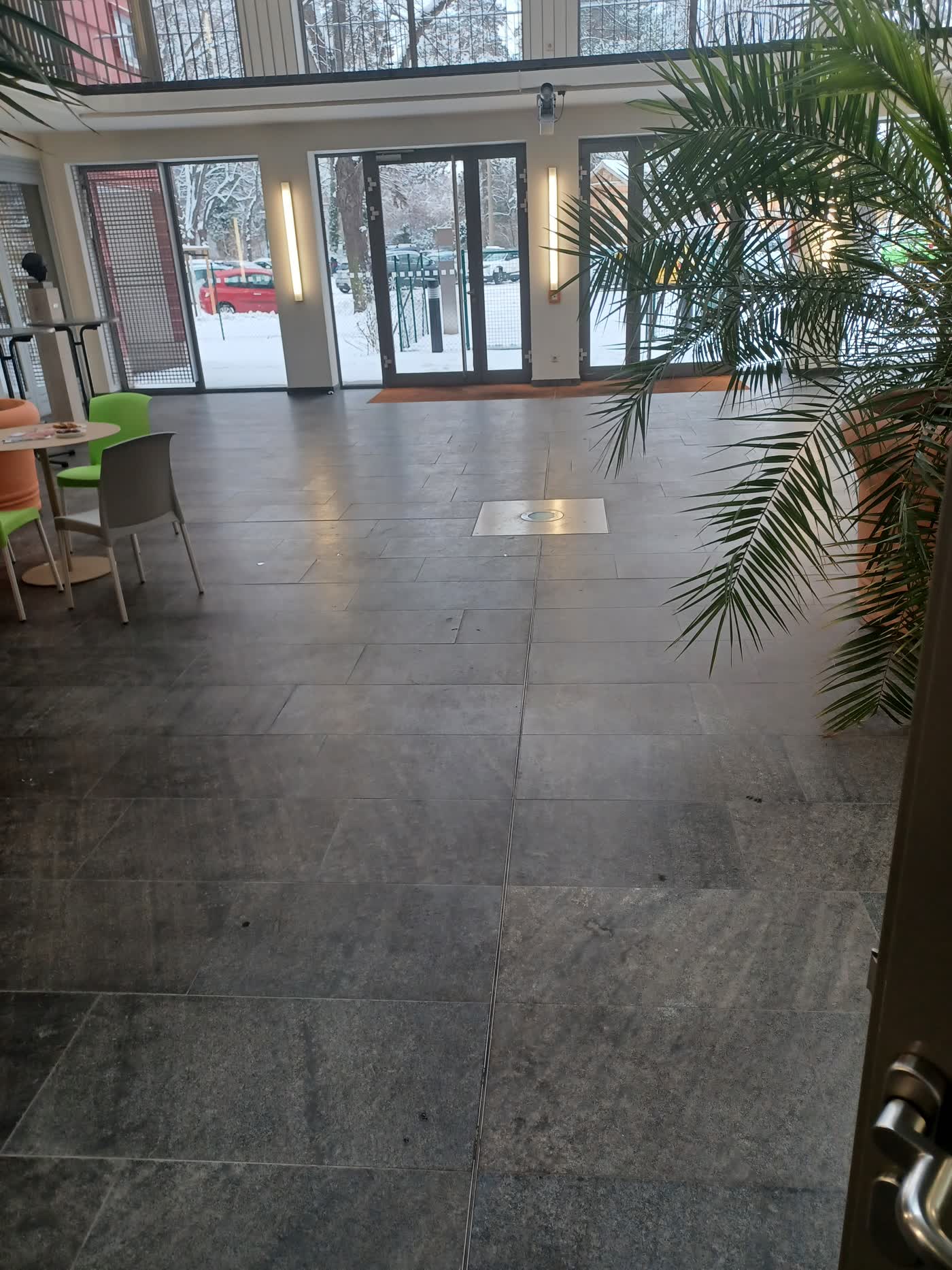 Gereinigter Eingangsbereich mit großflächigem Steinboden – Gebäudereinigung der Elite Organization im Raum Leipzig